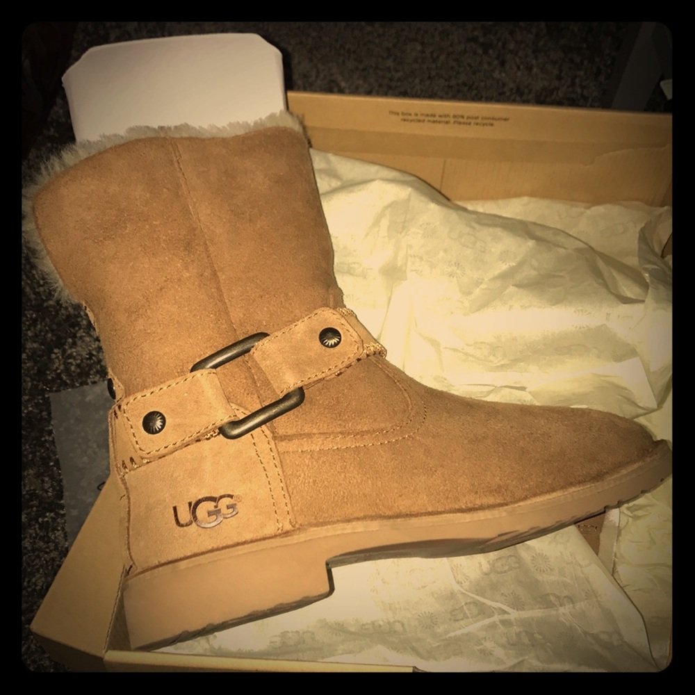 UGG. Cedric. Size 7.5.